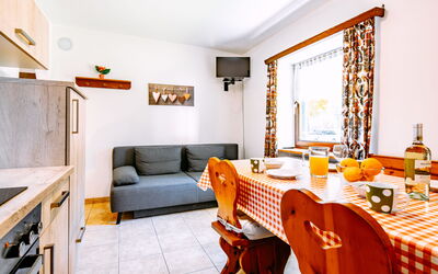 Canazei 440: Mobilia, Tavolo, Proprietà, Cornice, Divano, Arancia, Sedia, Interior Design, Finestra, Legna