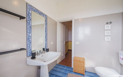 Casa Giulia: Specchio, Idraulico Fixture, Rubinetto, Lavello, Lavandino Del Bagno, Proprietà, Bagno, Viola, Interior Design, Architettura