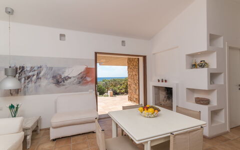 Morellino: Tavolo, Mobilia, Proprietà, Divano, Interior Design, Legna, Sedia, Pavimento, Pavimentazione, Latifoglie