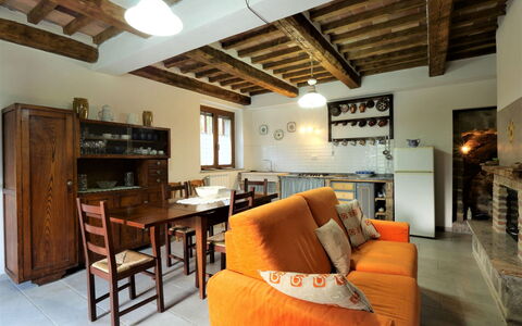 Turi: Mobilia, Proprietà, Tavolo, Divano, Legna, Mensola, Cornice, Illuminazione, Interior Design, Scaffalature
