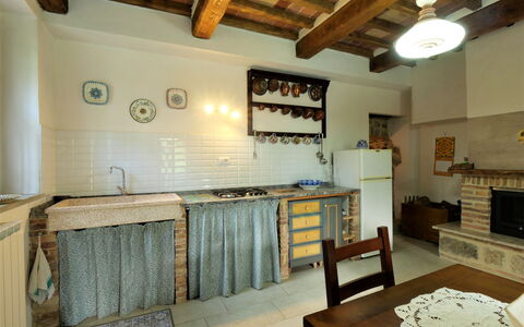 Turi: Proprietà, Cabinetry, Legna, Interior Design, Cucina, Tavolo, Mensola, Pavimento, Pavimentazione, Costruzione