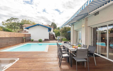 Villa Suerte: Cielo, Nube, Mobilia, Acqua, Pianta, Tavolo, Sedia, Azzurro, Piscina, Shade