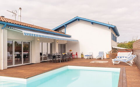 Villa Suerte: Cielo, Acqua, Nube, Proprietà, Mobilia, Piscina, Sedia, Azzurro, Shade, Interior Design