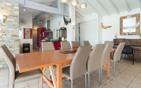 Villa Suerte: Tavolo, Mobilia, Sedia, Legna, Illuminazione, Interior Design, Costruzione, Pavimento, Sala, Pavimentazione