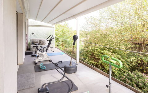 Villa Suerte: Pianta, Mobilia, Costruzione, Shade, Architettura, Interior Design, Tavolo, Legna, Albero, Vaso Di Fiori