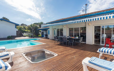 Villa Suerte: Nube, Cielo, Proprietà, Mobilia, Piscina, Blu, Costruzione, Acqua, Sedia, Mobili Da Esterno