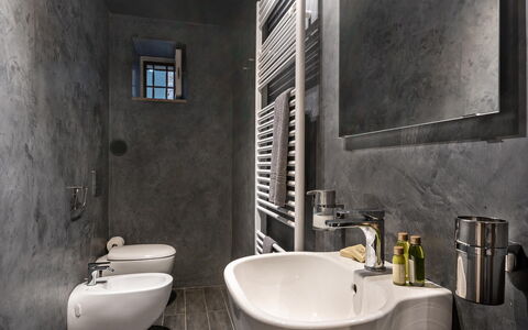 San Tommaso: Marrone, Rubinetto, Specchio, Idraulico Fixture, Lavello, Lavandino Del Bagno, Bagno, Finestra, Viola