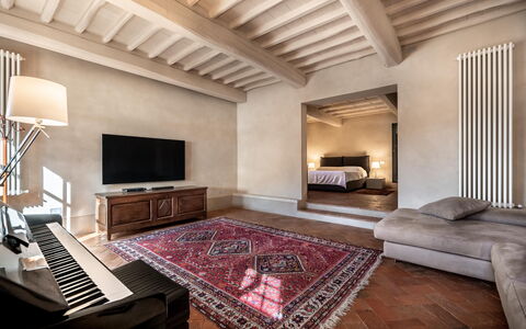 San Tommaso: Mobilia, Proprietà, Divano, Comfort, Legna, Interior Design, Illuminazione, Pavimentazione, Soggiorno, Pavimento
