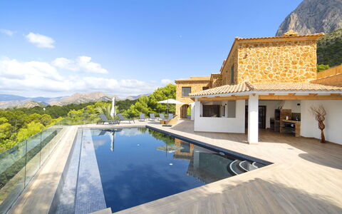 Mucho: Cielo, Acqua, Costruzione, Nube, Azzurro, Illuminazione, Piscina, Albero, Pianta, Shade