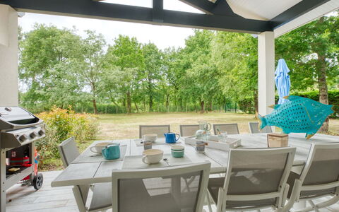 Petite Dépée: Tavolo, Proprietà, Pianta, Shade, Interior Design, Architettura, Illuminazione, Albero, Mobili Da Esterno, Costruzione