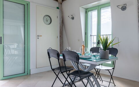 Les Araucarias: Tavolo, Proprietà, Mobilia, Pianta, Sedia, Azzurro, Finestra, Interior Design, Legna