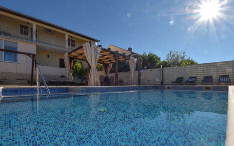 Zorka: Acqua, Cielo, Giorno, Proprietà, Costruzione, Piscina, Natura, Azzurro, Finestra, Pianta