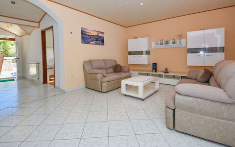 Zorka: Divano, Soggiorno, Cornice, Interior Design, Pavimentazione, Pavimento, Legna, Parete, Sala, Immobiliare
