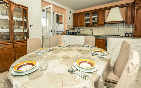 Zorka: Tavolo, Cabinetry, Proprietà, Mobilia, Controsoffitto, Interior Design, Legna, Cucina, Tavola, Tovaglia