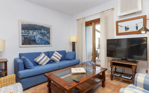 Sa Riera Beach: Tavolo, Cornice, Divano, Mobilia, Azzurro, Soggiorno, Interior Design, Legna, Divano Letto, Pavimento
