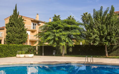 Clemenvillas i: Acqua, Pianta, Cielo, Proprietà, Costruzione, Azzurro, Albero, Nube, Piscina, Paesaggio Naturale