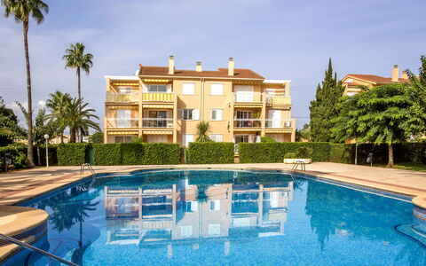 Clemenvillas i: Acqua, Pianta, Cielo, Nube, Proprietà, Costruzione, Piscina, Albero, Azzurro, Architettura