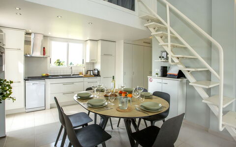Clemenvillas i: Tavolo, Mobilia, Proprietà, Cabinetry, Sedia, Controsoffitto, Legna, Cucina, Interior Design, Pavimento