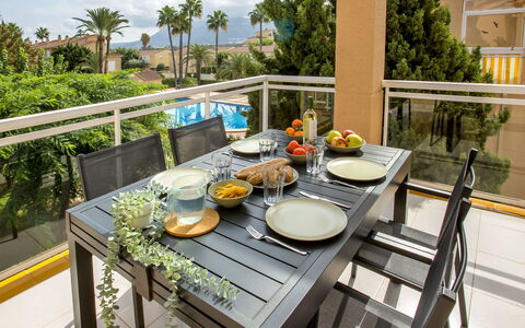Clemenvillas i: Tavolo, Tavola, Mobilia, Pianta, Cielo, Vaso Di Fiori, Sedia, Cibo, Dishware, Nube