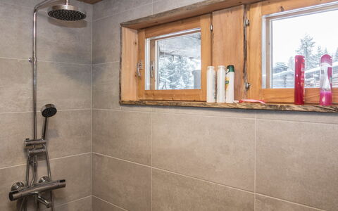 Salmikangas F1: Parete, Pavimentazione, Pavimento, Idraulico Fixture, Interior Design, Soffitto, Idraulico, Bagno, Camera, Piastrella