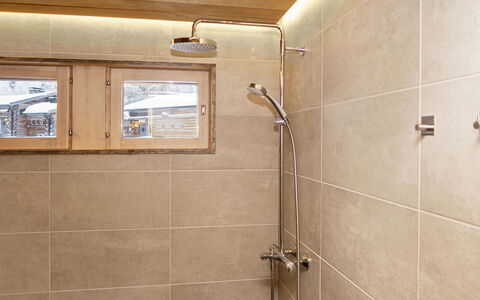 Salmikangas F2: Pavimentazione, Parete, Idraulico Fixture, Pavimento, Soffitto, Interior Design, Bagno, Idraulico, Soffione Doccia, Lampada