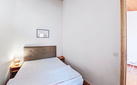 Les Mathes 220: Parete, Letto, Camera Da Letto, Pavimentazione, Pavimento, Lenzuolo, Legna, Interior Design, Bedding, Mobilia
