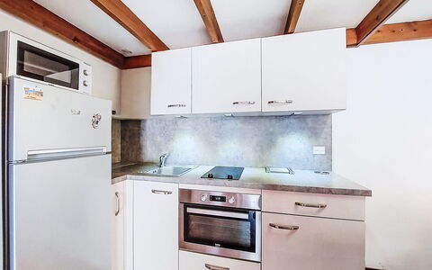 Les Mathes 220: Cucina, Apparecchio Major, Pavimentazione, Elettrodomestico Da Cucina, Legna, Mobilia, Controsoffitto, Interior Design, Cabinetry, Pavimento