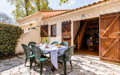 Les Mathes 220: Proprietà, Mobilia, Comfort, Legna, Tavolo, Televisione, Pavimentazione, Interior Design, Pavimento, Architettura