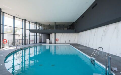 Calma Blanca: Acqua, Piscina, Finestra, Pavimento, Materiale Composito, Tempo Libero, Costruzione, Pavimentazione, Casa, Ricreazione