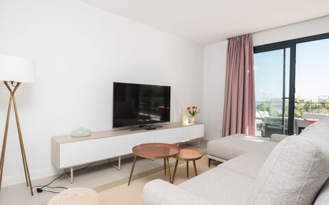 Calma Blanca: Mobilia, Divano, Comfort, Tavolo, Pianta, Lampada, Interior Design, Architettura, Soggiorno, Costruzione