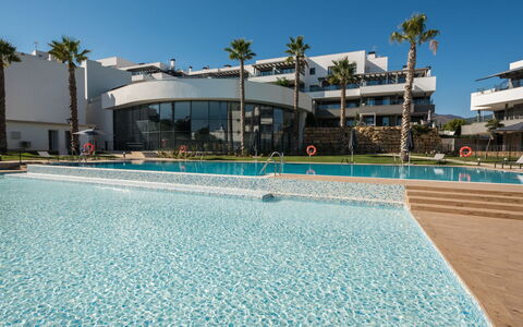 Calma Blanca: Cielo, Acqua, Costruzione, Azzurro, Pianta, Piscina, Albero, Tempo Libero, Aqua, Arecales