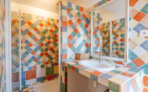 Reves de Rives: Specchio, Proprietà, Costruzione, Idraulico Fixture, Azzurro, Bagno, Arancia, Tessile, Lavello, Casa