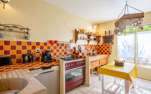 Reves de Rives: Costruzione, Cabinetry, Controsoffitto, Legna, Casa, Illuminazione, Cucina, Arancia, Finestra, Interior Design