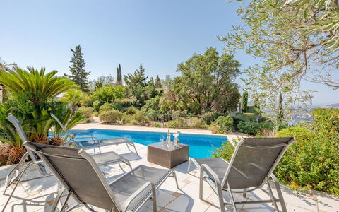 Reves de Rives: Cielo, Pianta, Proprietà, Mobilia, Acqua, Piscina, Azzurro, Mobili Da Esterno, Sedia, Albero