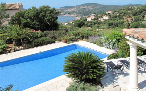 Reves de Rives: Pianta, Acqua, Cielo, Proprietà, Azzurro, Costruzione, Piscina, Mobili Da Esterno, Albero, Rettangolo
