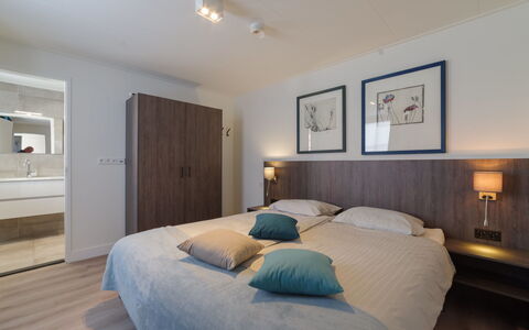 Ganuenta: Mobilia, Proprietà, Costruzione, Comfort, Azzurro, Legna, Tessile, Illuminazione, Interior Design, Letto