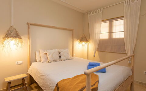 Sea Suite: Costruzione, Mobilia, Proprietà, Comfort, Legna, Tessile, Finestra, Interior Design, Telaio Del Letto, Shade