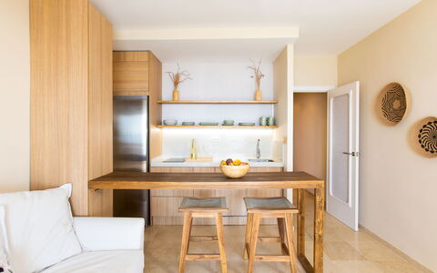 Sea Suite: Mobilia, Tavolo, Legna, Interior Design, Pavimentazione, Pavimento, Soggiorno, Latifoglie, Color Legno, Sedia