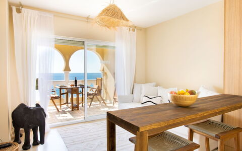 Sea Suite: Tavolo, Proprietà, Mobilia, Sedia, Legna, Interior Design, Finestra, Tenda, Pavimento, Immobiliare