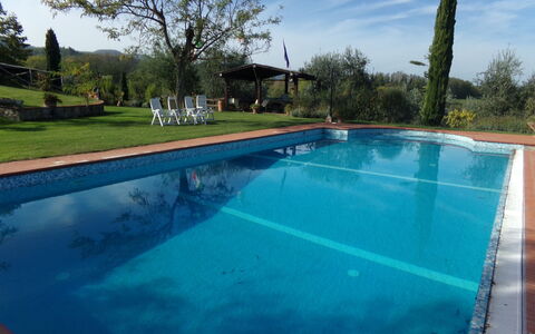 Il Campanile: Acqua, Pianta, Nube, Cielo, Proprietà, Piscina, Albero, Azzurro, Shade, Corpo D'Acqua