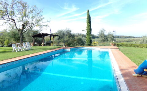 Il Campanile: Acqua, Cielo, Nube, Pianta, Piscina, Azzurro, Albero, Shade, Paesaggio Naturale, Erba