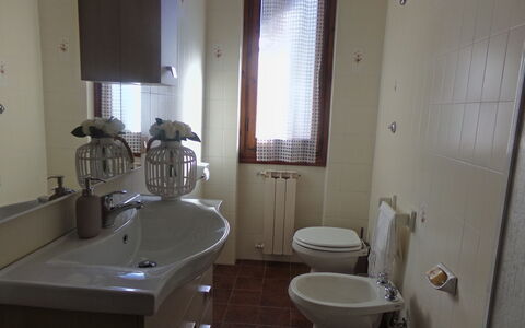Il Campanile: Idraulico Fixture, Lavello, Rubinetto, Lavandino Del Bagno, Specchio, Bagno, Viola, Costruzione, Interior Design, Mobiletto Del Bagno