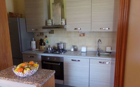 Il Campanile: Controsoffitto, Cabinetry, Lavello, Lavandino Della Cucina, Costruzione, Cucina, Rubinetto, Legna, Interior Design, Elettrodomestico Da Cucina