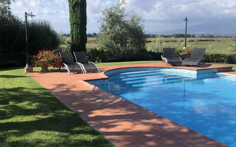 Il Campanile: Nube, Acqua, Cielo, Pianta, Giorno, Proprietà, Albero, Shade, Architettura, Paesaggio Naturale