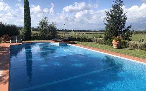 Il Campanile: Acqua, Nube, Cielo, Giorno, Risorse Idriche, Pianta, Piscina, Natura, Azzurro, Rettangolo