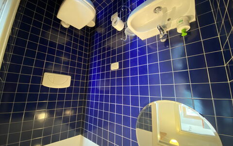Casa Chiara: Luce, Viola, Blu, Bagno, Illuminazione, Giallo, Architettura, Interior Design, Parete, Pavimento