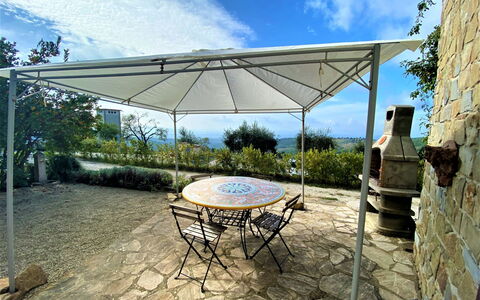 Casa Chiara: Tavolo, Proprietà, Pianta, Mobilia, Nube, Cielo, Shade, Tavolo Esterno, Mobili Da Esterno, Tempo Libero