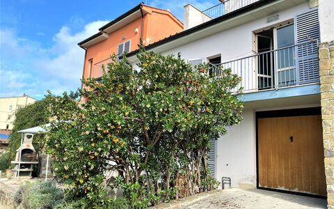 Casa Chiara: Pianta, Nube, Fiore, Costruzione, Proprietà, Cielo, Finestra, Casa, Manto Stradale