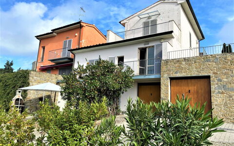 Casa Chiara: Nube, Cielo, Pianta, Costruzione, Proprietà, Finestra, Casa, Vegetazione, Lotto, Albero