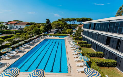Marina di Bibbona 650: Pianta, Cielo, Acqua, Giorno, Proprietà, Piscina, Costruzione, Azzurro, Albero, Nube